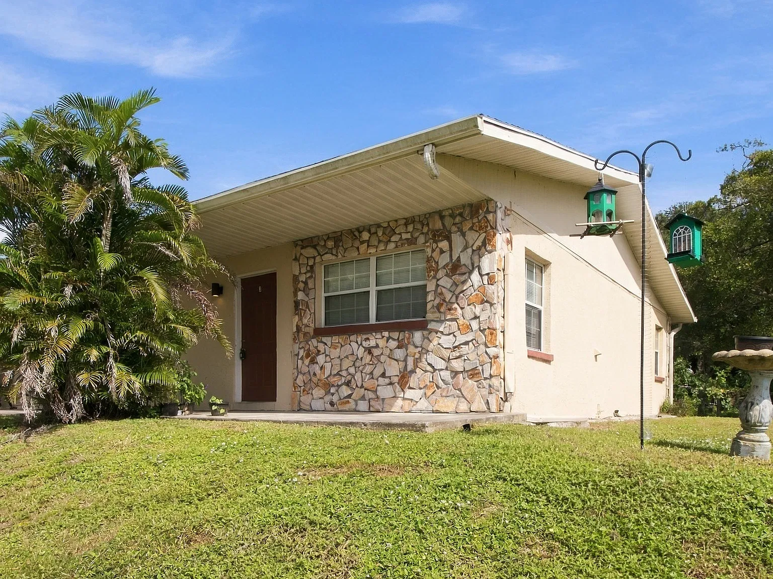 2 bed, 825 sqft, $1,350 — Photo 2