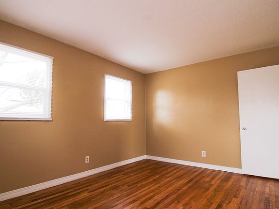 4th image of 295 Holbrook Dr