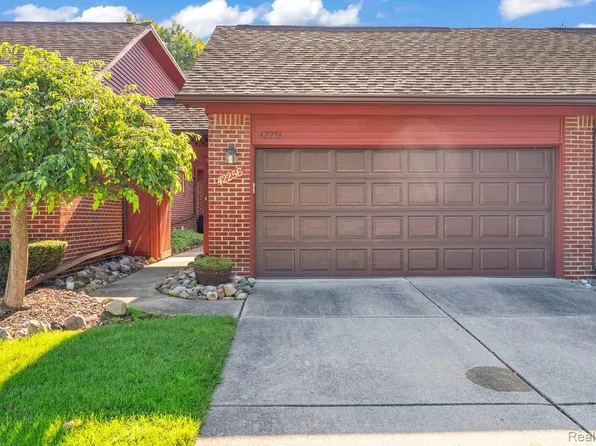 42256 Lochmoor St, Clinton Township, MI 48038
