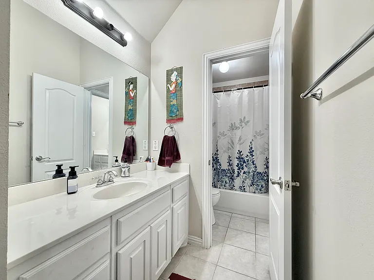 7430 Hidden Cove Ln — Photo 32