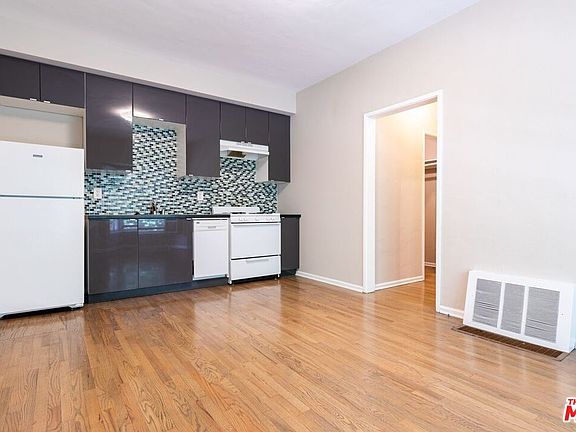 3rd image of 965 N Doheny Dr
