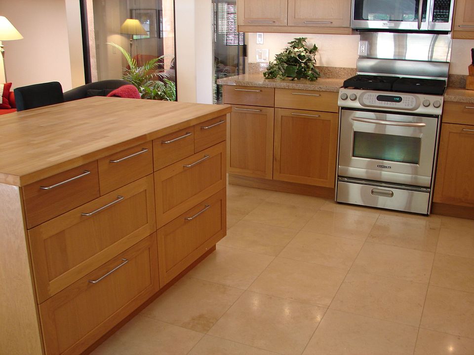 Great working kitchen with pull out drawers