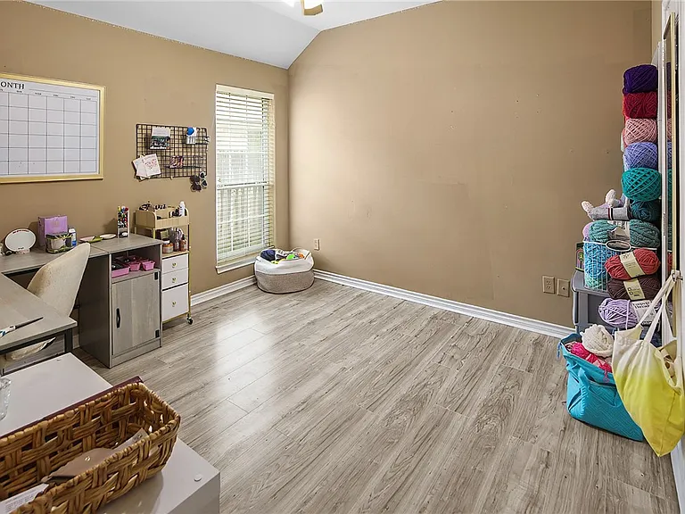 335 Robelmont Dr — Photo 19