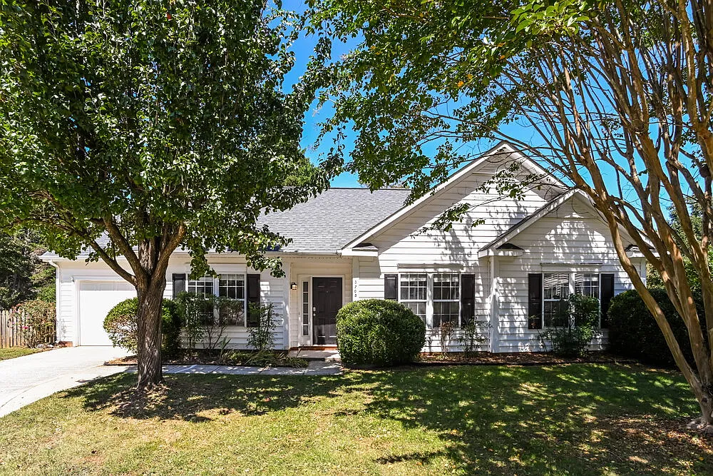 3 bed, 2.0 bath, 1402 sqft, $2,570 — Photo 1