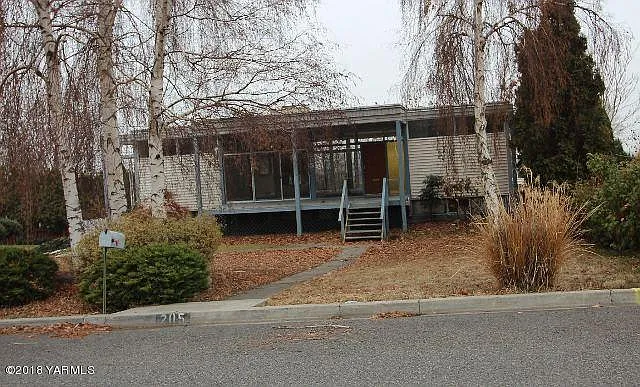205 Merrick Ave photo 1