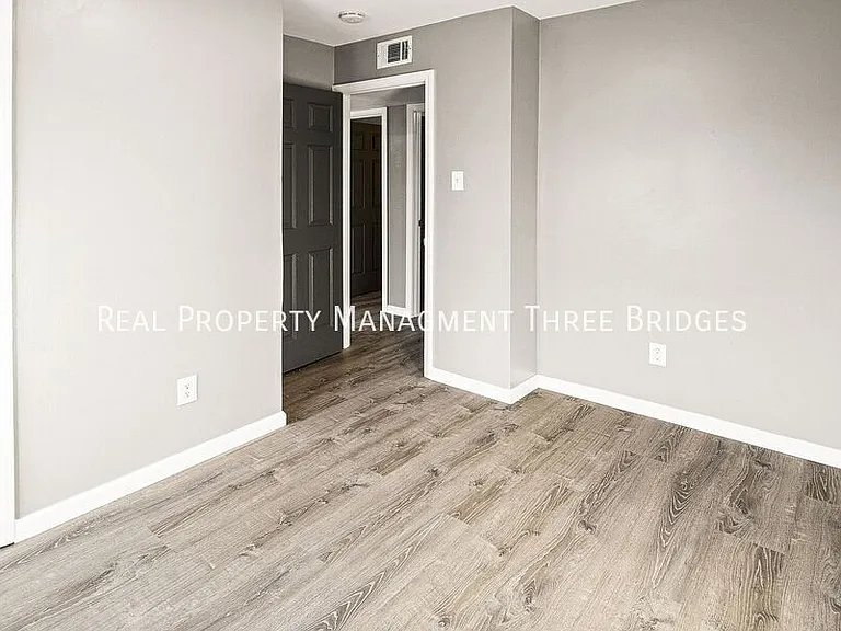 2857 Dawnview Dr — Photo 2