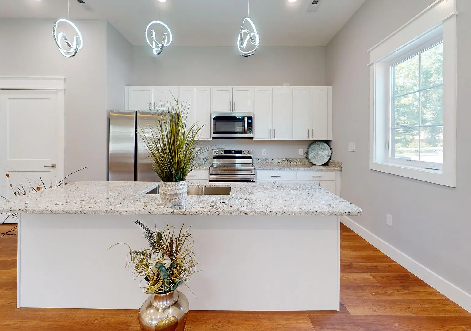 Waitlist for Aug2027Jul2028 Now Open! |5BR/5BA Middle Unit #102 in 14BR Triplex | Fort Sanders Ne... — Photo 4