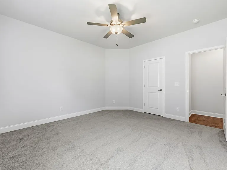 903 Eakins Ln — Photo 22