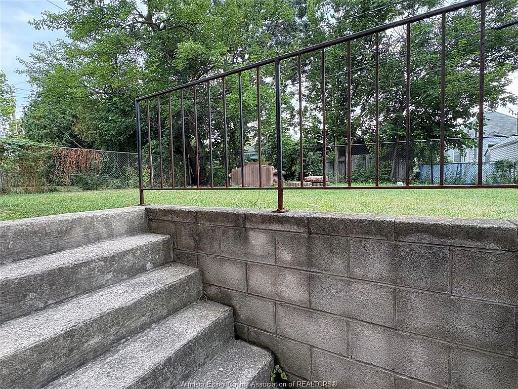 2 bed, $1,000 — Photo 2