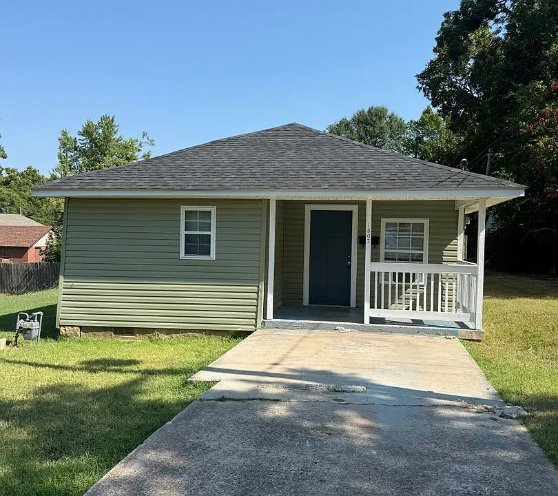 1807 Elm St