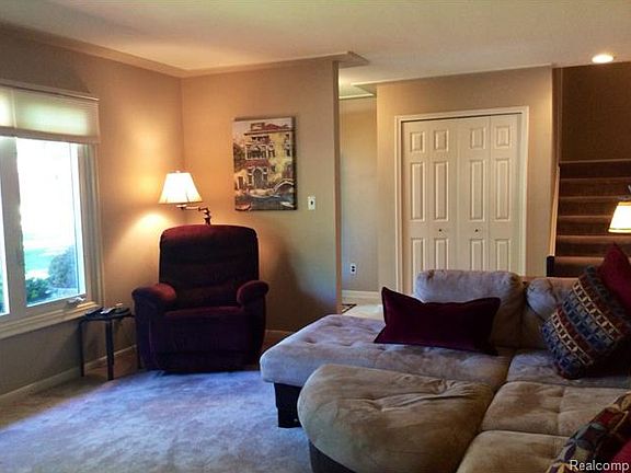 4th image of 34227 Grove Dr
