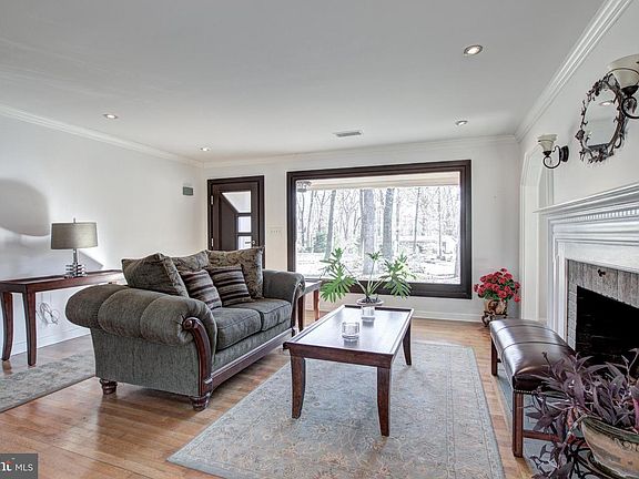 3rd image of 3712 Linda Ln