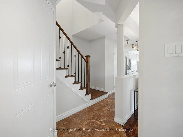 1308 Valerie Cres — Photo 5