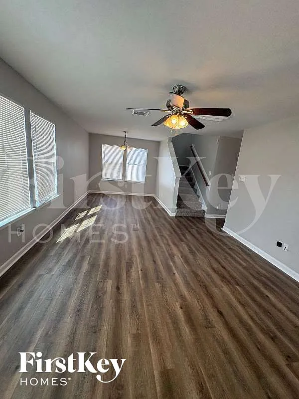 4 bed, 2.5 bath, 1576 sqft, $2,000 — Photo 2