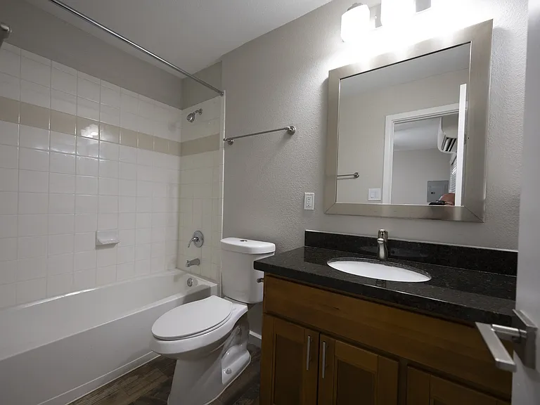 220 West Alabama Apartments — Photo 12