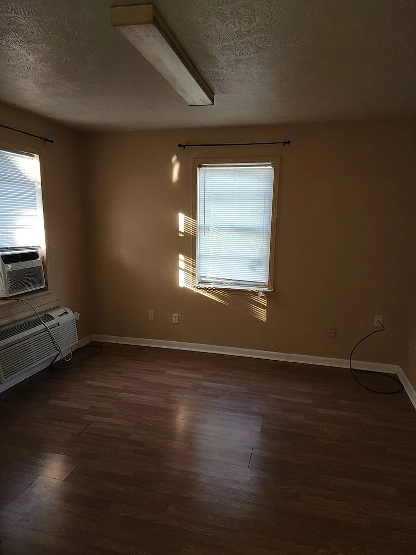 Oxford Apartments — Photo 1