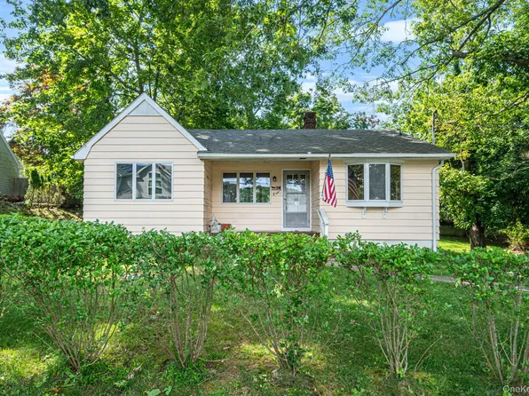 8 Triton Road, Rocky Point, NY 11778