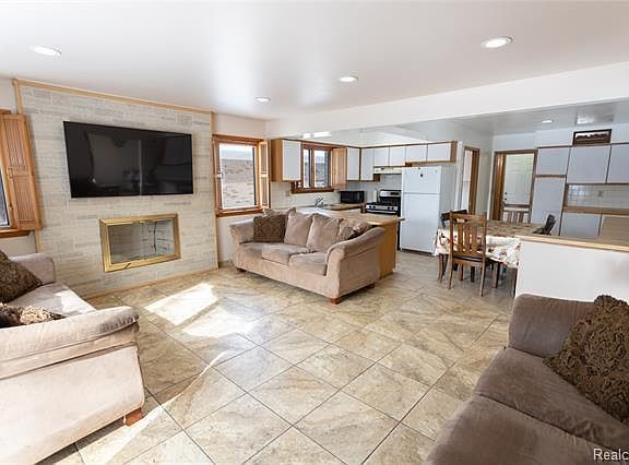 4th image of 4786 Fox Hill Dr