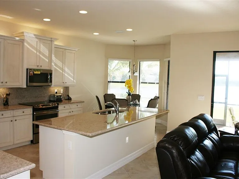 3296 Pacific Dr — Photo 3