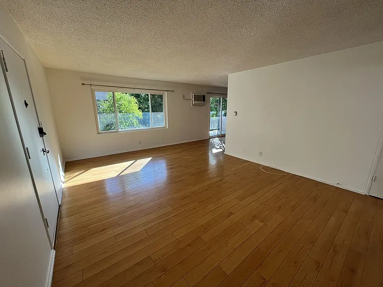 445 E Magnolia Blvd — Photo 21