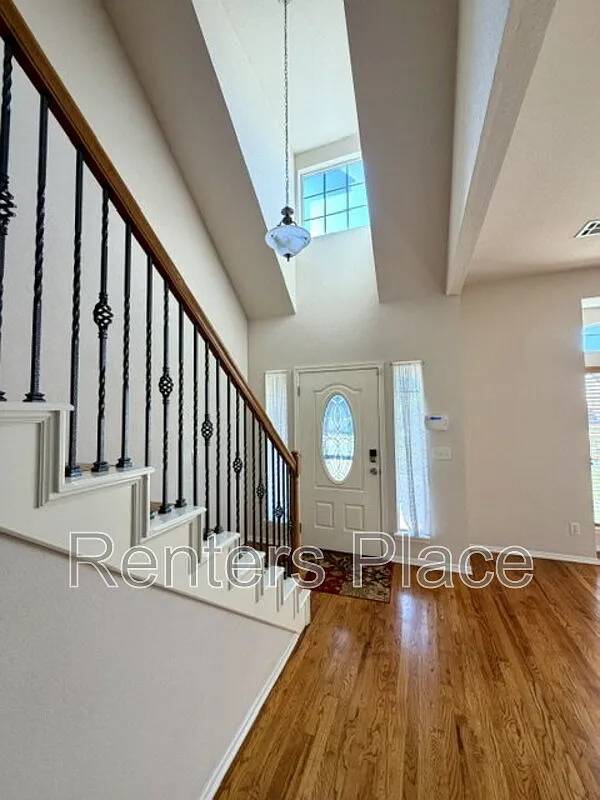 5 bed, 2.5 bath, 3189 sqft, $2,695 — Photo 4