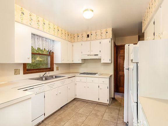 5th image of 1705 Gentian Dr SE