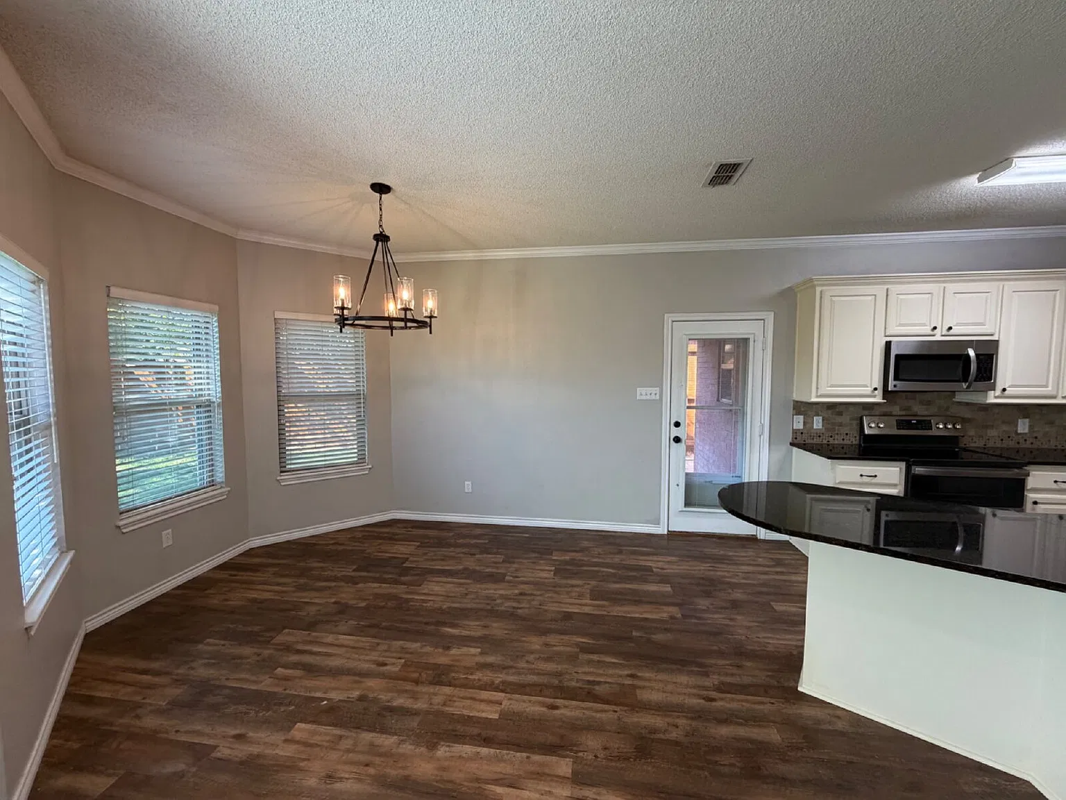 3 bed, 2.0 bath, 1991 sqft, $2,400 — Photo 4