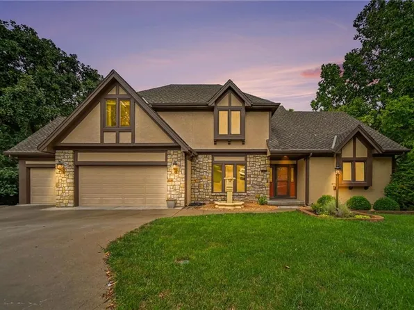 5525 N Oakdale Pl, Parkville, MO 64152