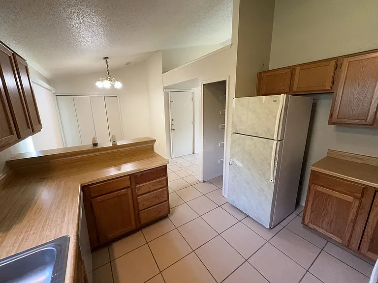2208 Hemlock Dr — Photo 7