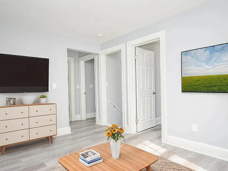 Upstairs common area with modern finishes and natural light, perfect for relaxing or gathering.