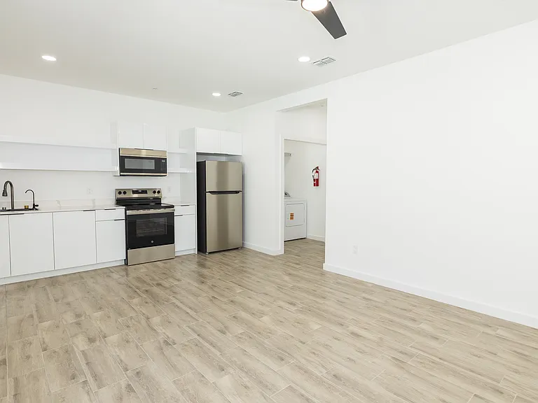423 W Schunior St #1 — Photo 20