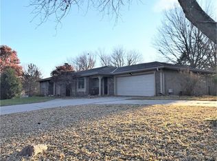 1002 N Leonard Rd, Saint Joseph, MO 64506