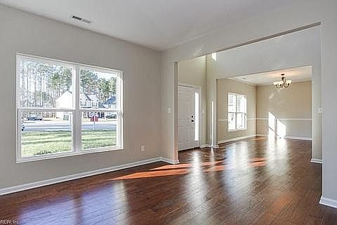 5th image of 421 Southampton Ct