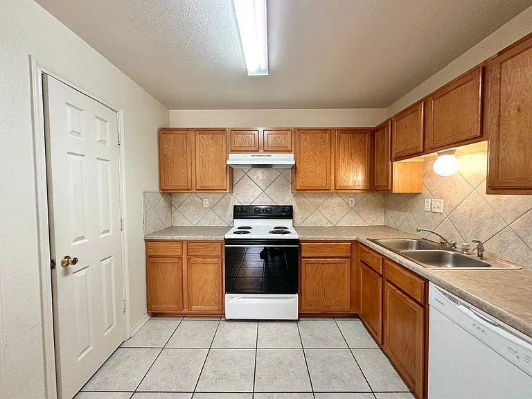 5003 John David Dr — Photo 6