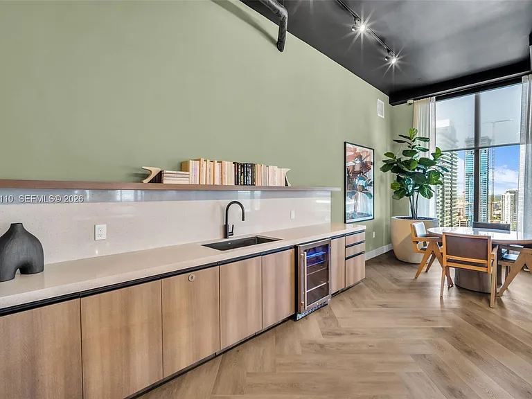 121 NE 5th St #902 — Photo 30