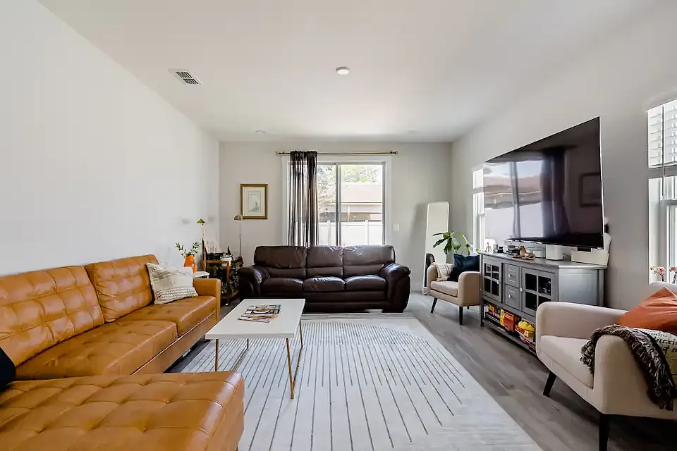 4 bed, 1869 sqft, $3,540 — Photo 2