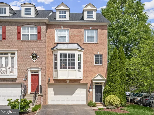 12012 English Maple Ln, Fairfax, VA 22030