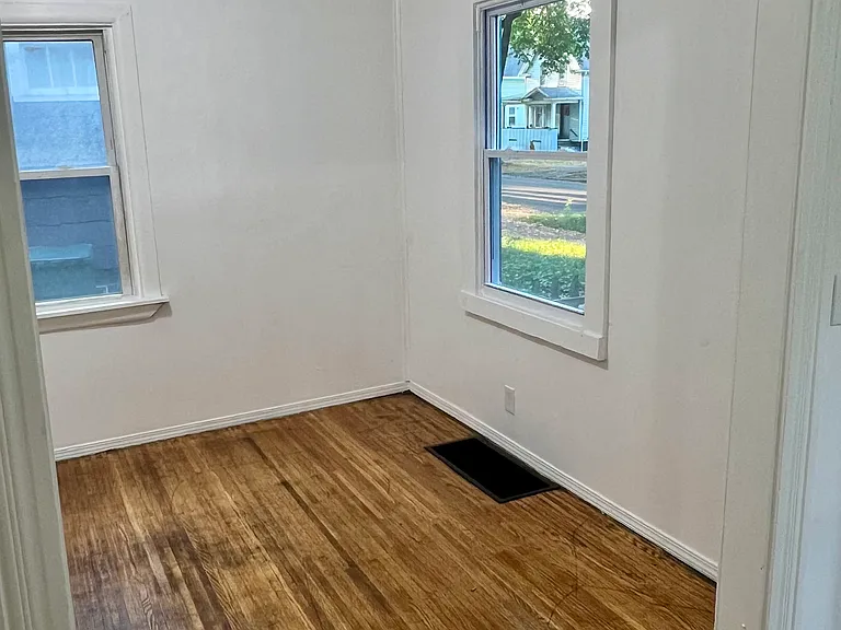 423 Cottage St — Photo 16
