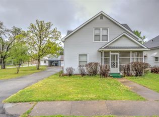 422 W Davis Dr, Nowata, OK 74048