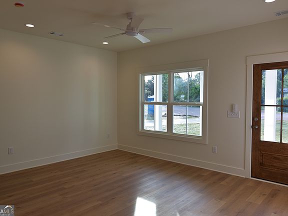 4th image of 1070 Moreland Dr