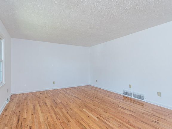 4th image of 1420 Jocasta Dr