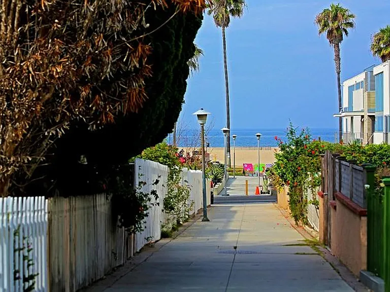 Thornton Ave — Photo 20