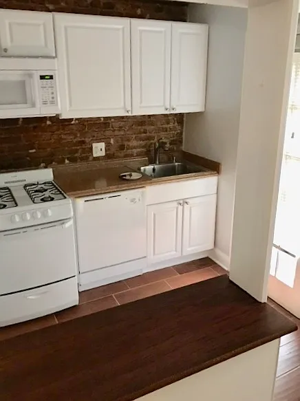 2 Bed 1 Bath Condo On The 1st Floor Of The Woodbine Condominium By The Cleveland Park Metro. — Photo 2