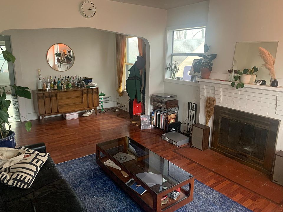 2nd image of 1526 SE Main St #4