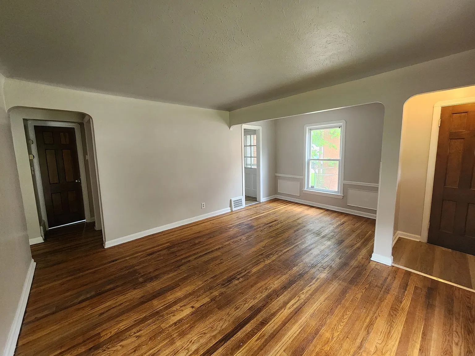 3 bed, 1201 sqft, $1,350 — Photo 2
