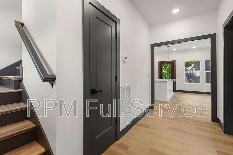 3 bed, 3.0 bath, 1398 sqft, $2,399 — Photo 4