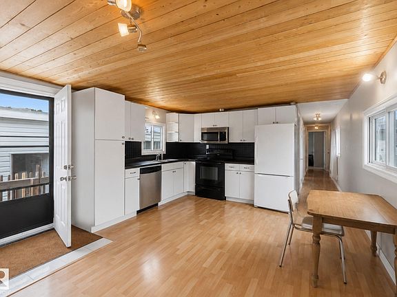 3rd image of 372 Evergreen Park NW