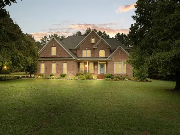 4704 Laurel Oaks Dr, Greensboro, NC 27406