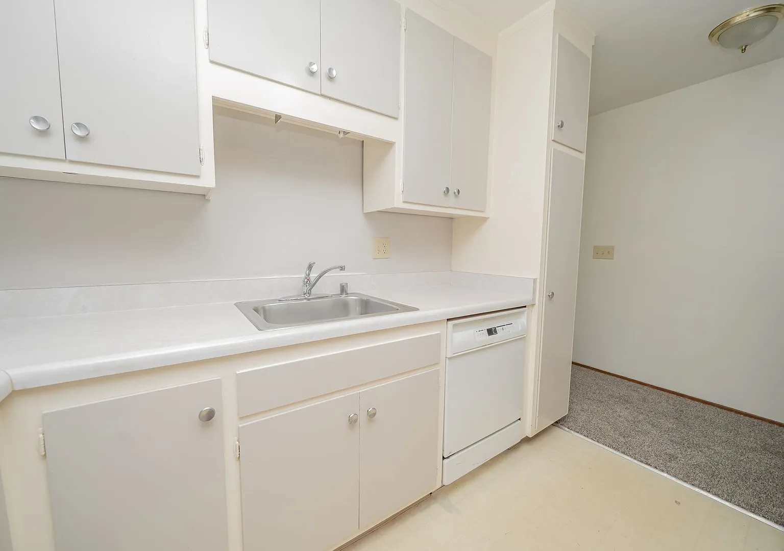 580 Jean St — Photo 4