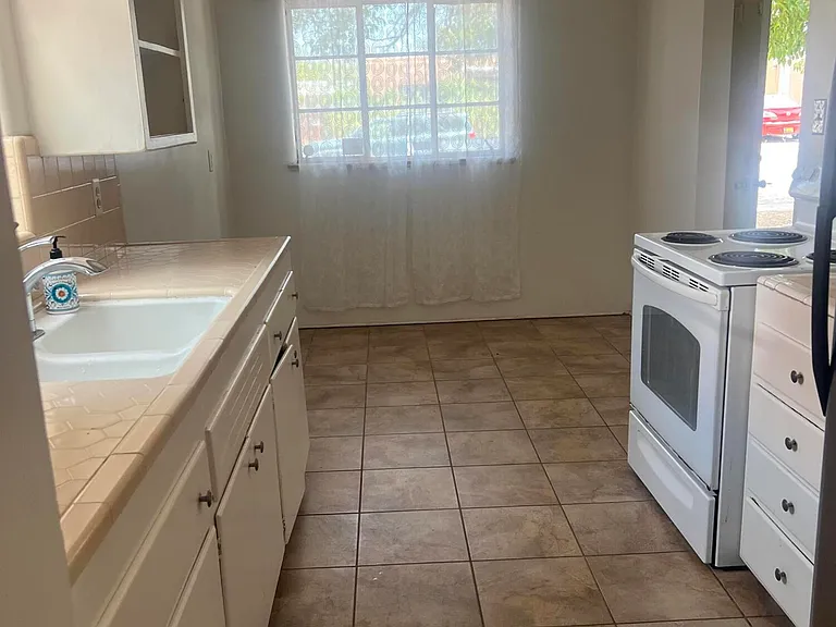 307 Madison St NE — Photo 9